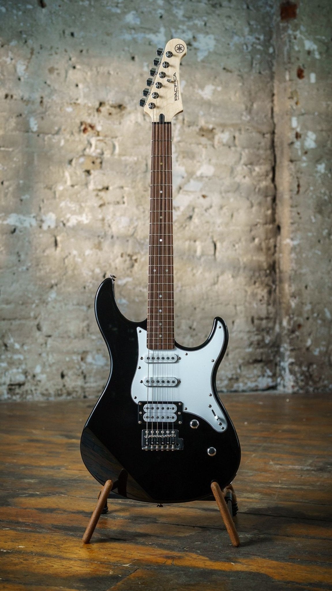 Yamaha Pacifica 112V Electric Guitar - Black - Rhythmic - Cadence